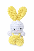 Virkad Kanin i Gul Jumper (med stående öron 24 cm lång)